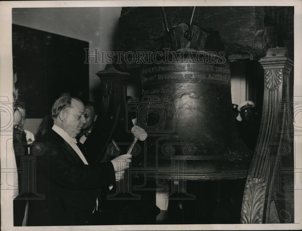 1936 Press Photo Mayor S. David Wilson Rang Liberty Bell Nineteen Times