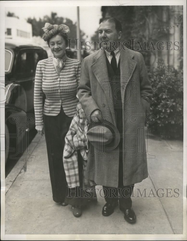 1940 Press Photo Mrs LeRay Berdeau & A.Bradly Campbell Shopping on Swanky N. Ave