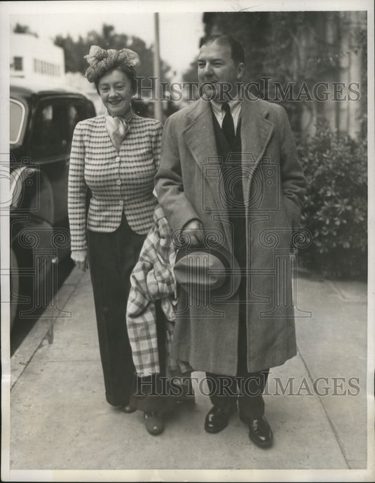 1940 Press Photo Mrs LeRay Berdeau & A.Bradly Campbell Shopping on Swanky N. Ave