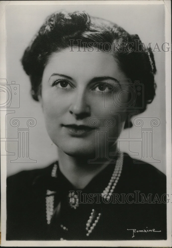 Load image into Gallery viewer, 1937 Press Photo Marcia Davenport, Author of "Of Lena Geyer." - nef35129
