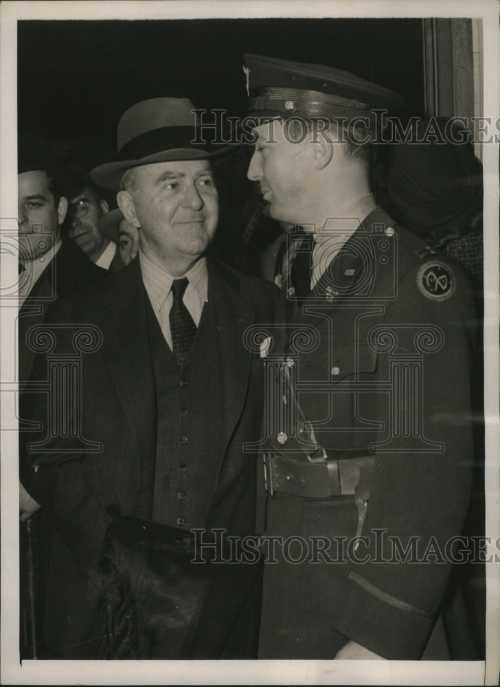 1940 Press Photo Judge Philip McCook Sees Son Captain Daniel to Fort McCellan