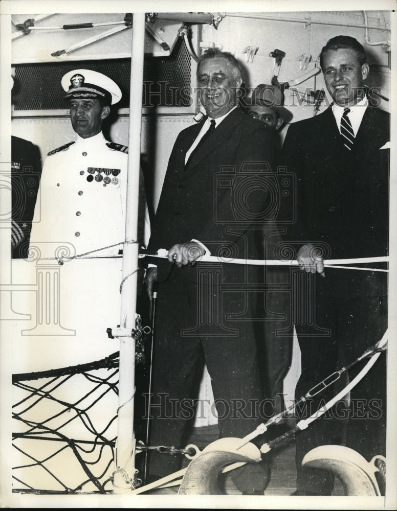 Load image into Gallery viewer, 1937 Press Photo Pres.Franklin Roosevelt with son Elliot Roosevelt - nef35208
