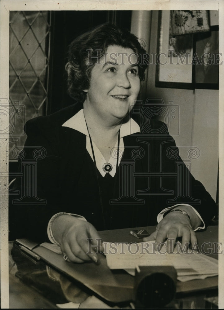1937 Press Photo Charlotte Carr at Desk, Hull House Chicago - nef35223