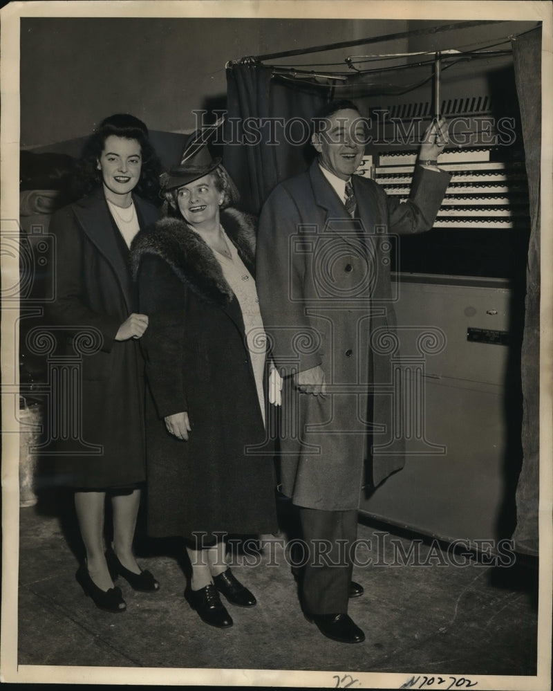 Load image into Gallery viewer, 1943 Press Photo Vincent J. Murray, Wife Marie, Daughter Rita Voting, Newark, NJ
