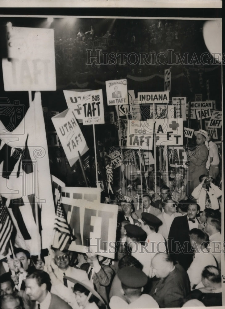 Load image into Gallery viewer, 1952 Press Photo Bob Taft signs at Republican National convention, Chicago
