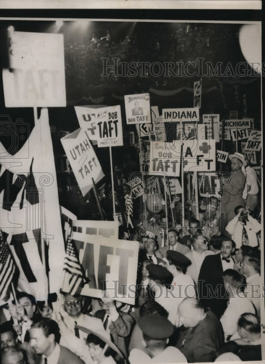1952 Press Photo Bob Taft signs at Republican National convention, Chicago