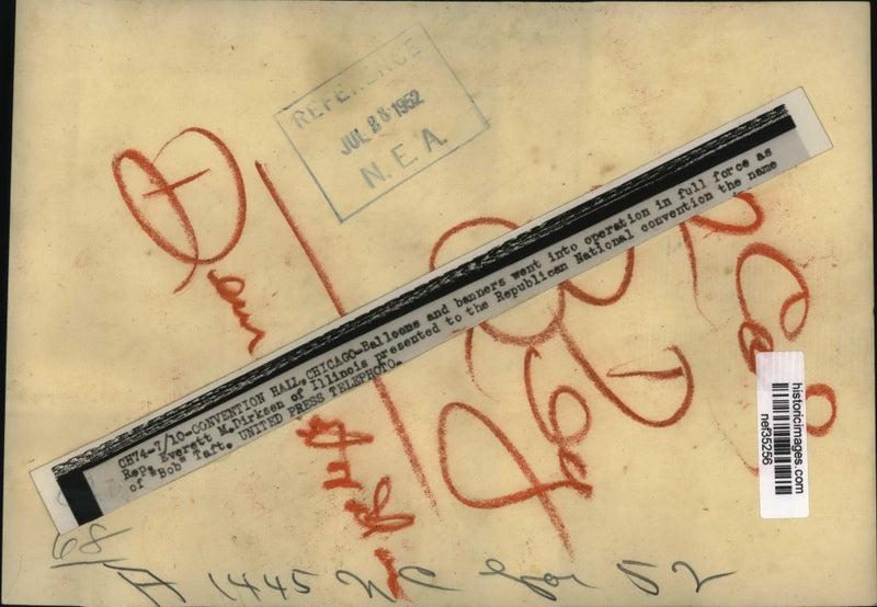 Load image into Gallery viewer, 1952 Press Photo Bob Taft signs at Republican National convention, Chicago
