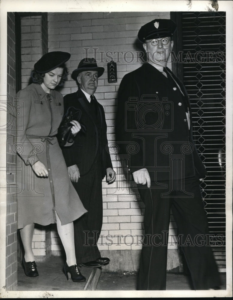 Load image into Gallery viewer, 1941 Press Photo Ruth Stearman Leaving Trial in Boston - nef35260
