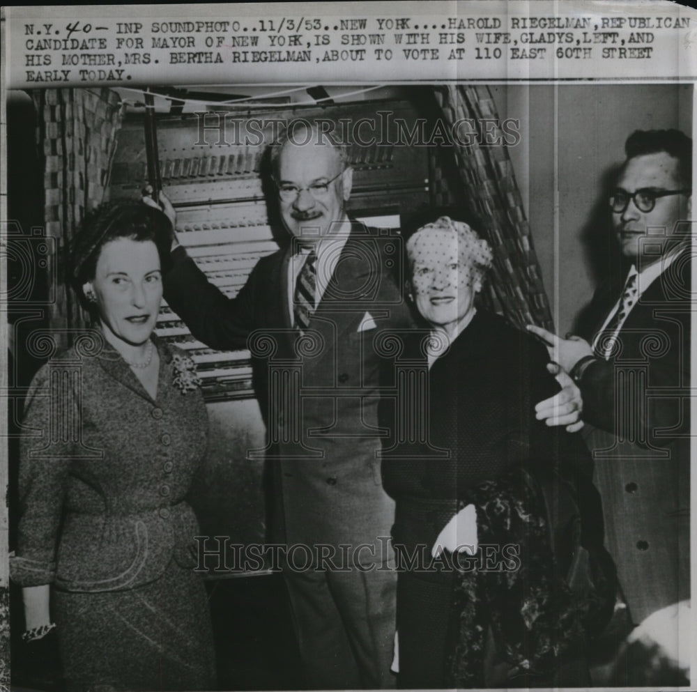 1953 Press Photo Harold Rigelman, Wife Gladys, mother Bertha Voting in New York
