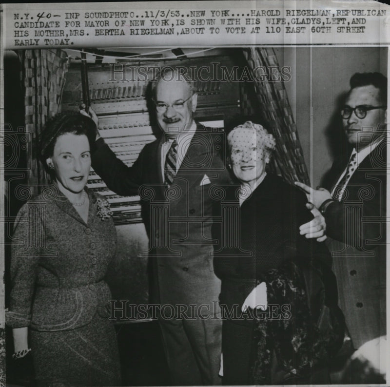Load image into Gallery viewer, 1953 Press Photo Harold Rigelman, Wife Gladys, mother Bertha Voting in New York

