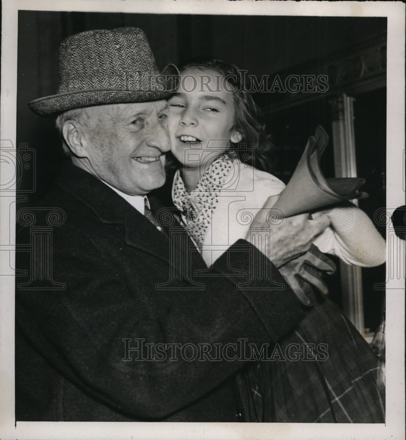 Load image into Gallery viewer, 1939 Press Photo James Clark McReynolds, Little Girl Betty Fallon in Washington
