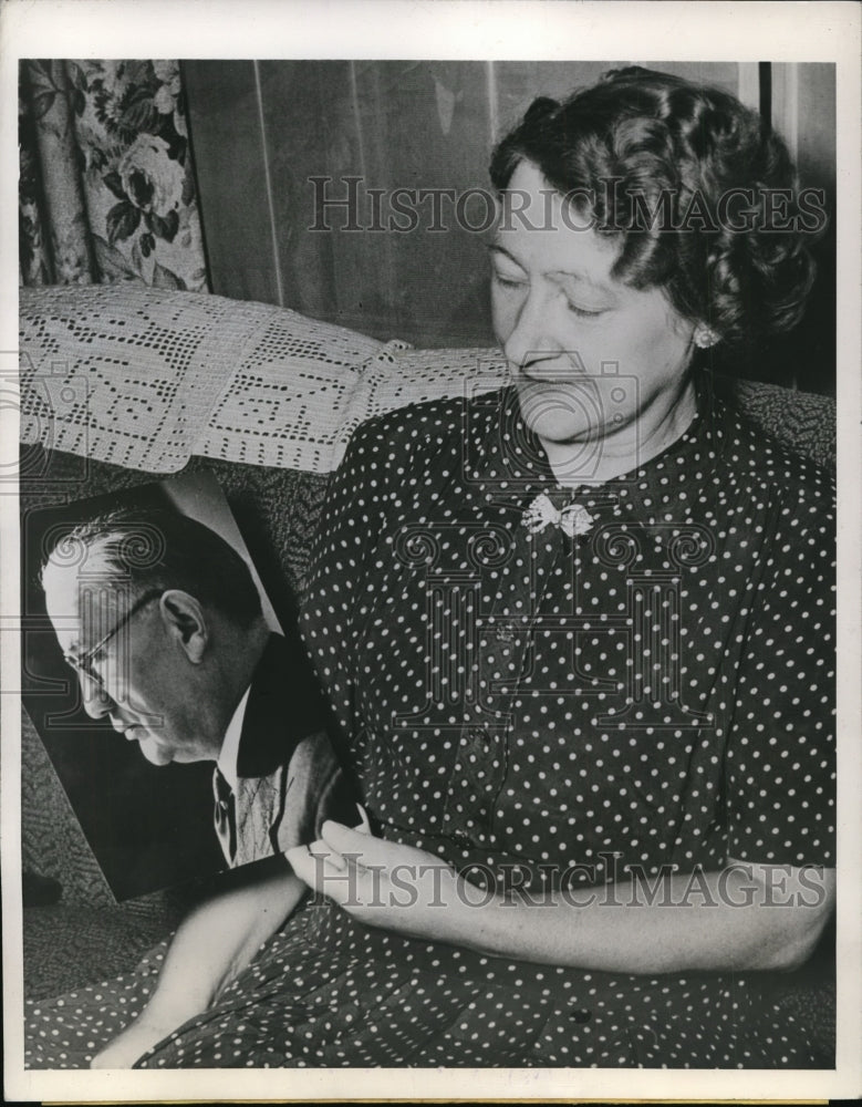 1945 Press Photo Mrs. Hubert J. Davies Holding Father's Picture, Portland- Historic Images