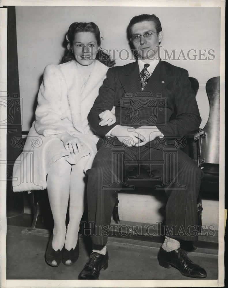 1944 Press Photo Dick & Lorena Bowers in Los Angeles Court - nef35391