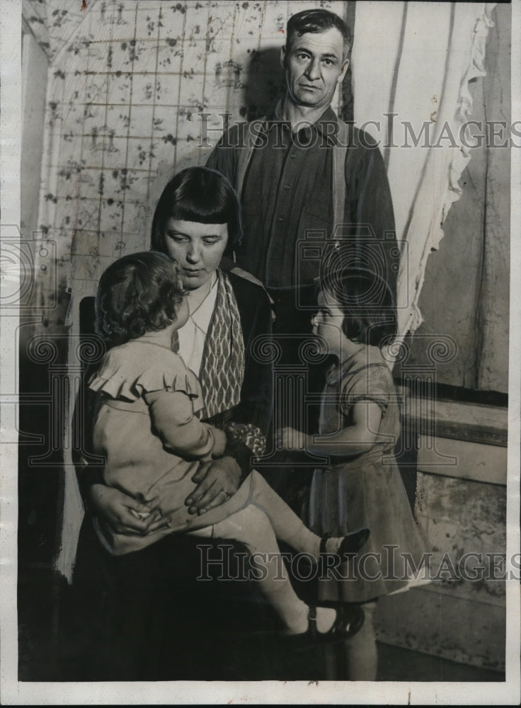 1933 Press Photo Mrs. Thomas Naylor After Eye Surgery & Family in Wisconsin