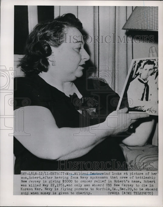 1951 Press Photo Mildred Osterwind w Picture of Son Robert, U.S. Navy Killed