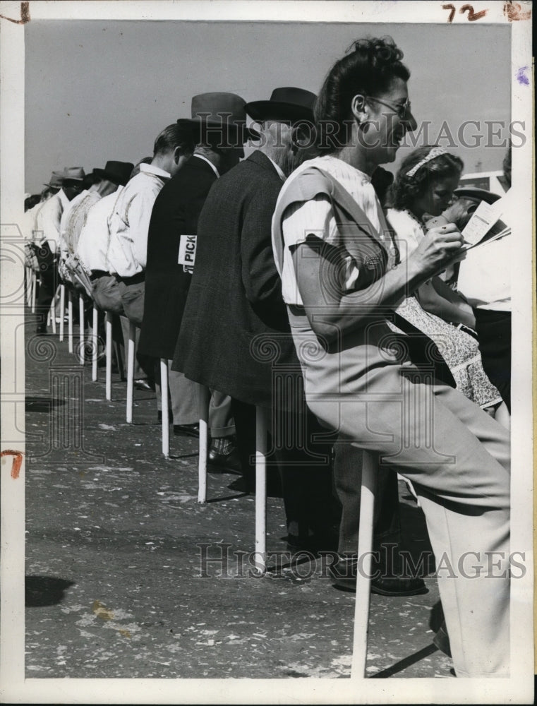 1945 Press Photo Spectators at Hollywood Park Race Track, Inglewood, California