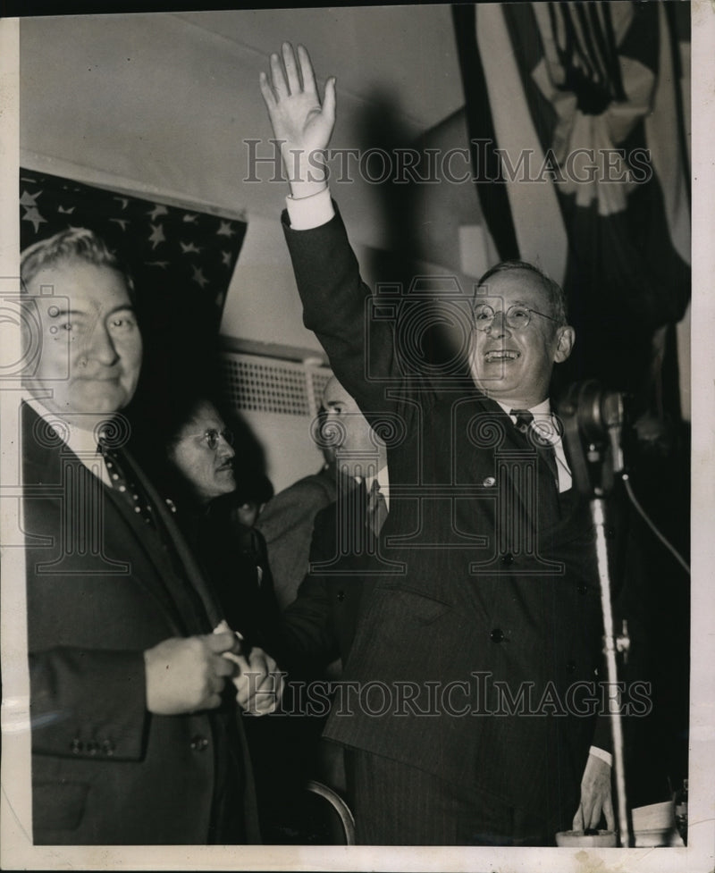 Load image into Gallery viewer, 1936 Press Photo Governor Alfred Landon Waves to Hotel St George Crowds, NY
