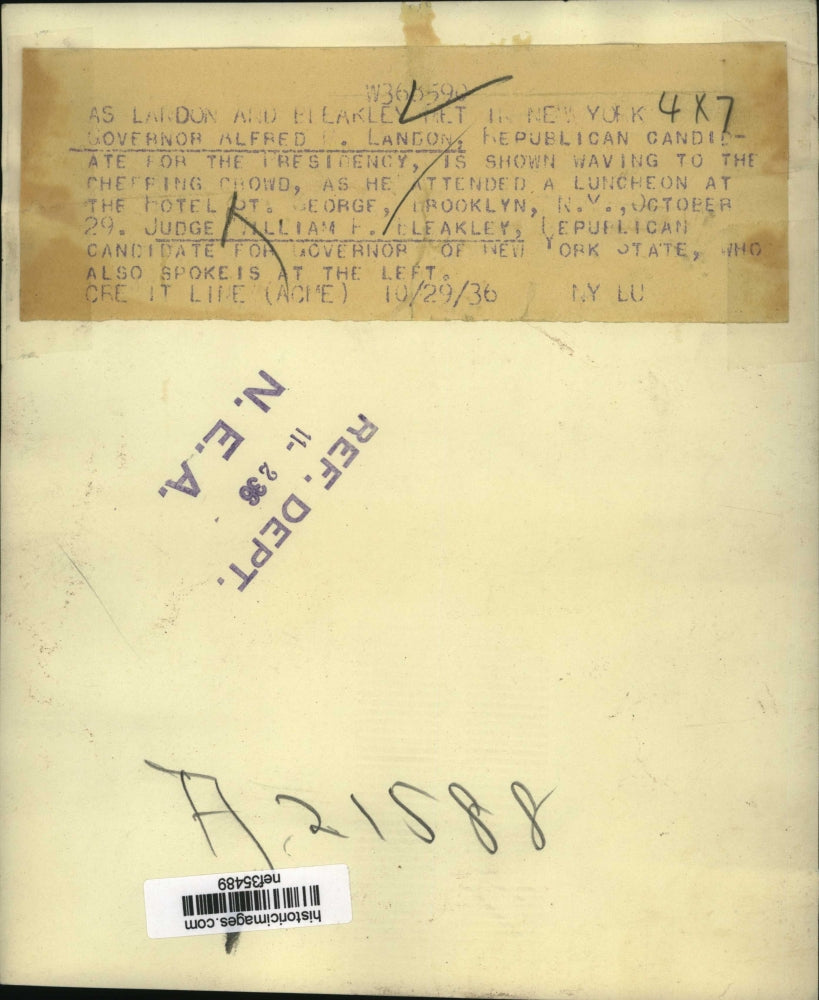 1936 Press Photo Governor Alfred Landon Waves to Hotel St George Crowds, NY