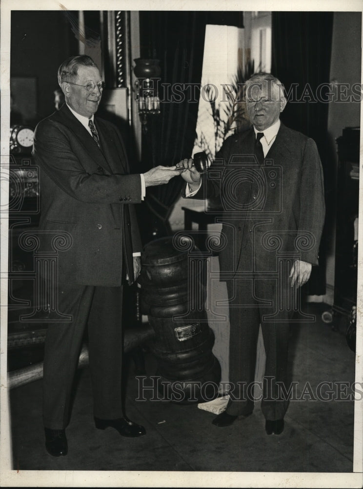 1932 Press Photo John Garner Presented with Gavel by Victor Lombard - nef35503