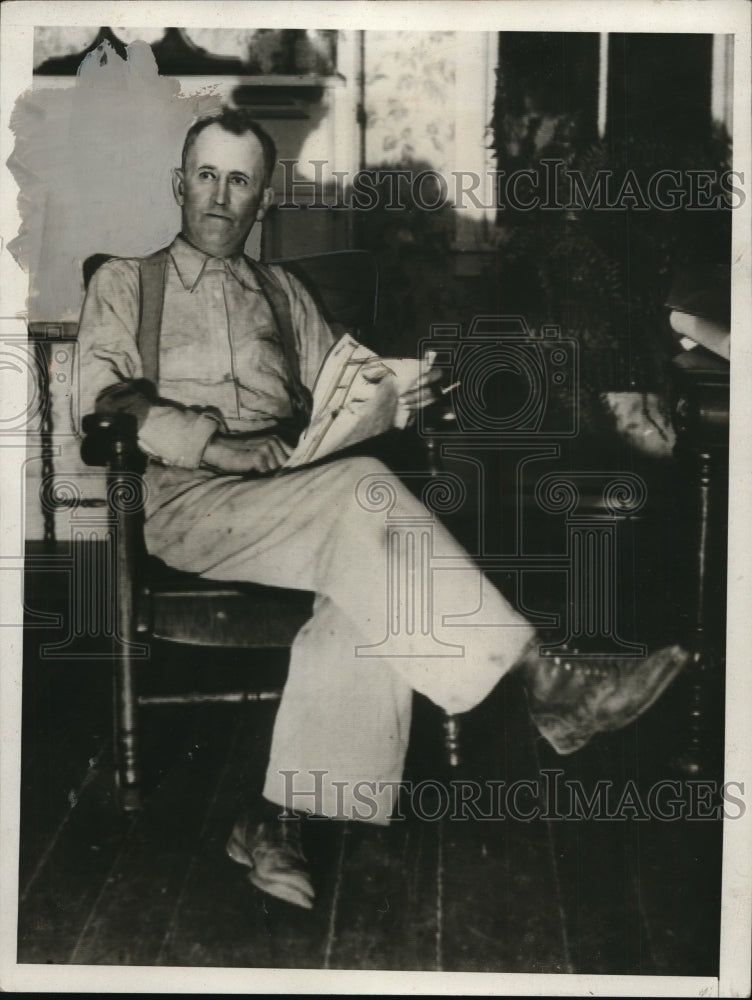 1932 Press Photo Orville Wilson Sits in Chair - nef35512