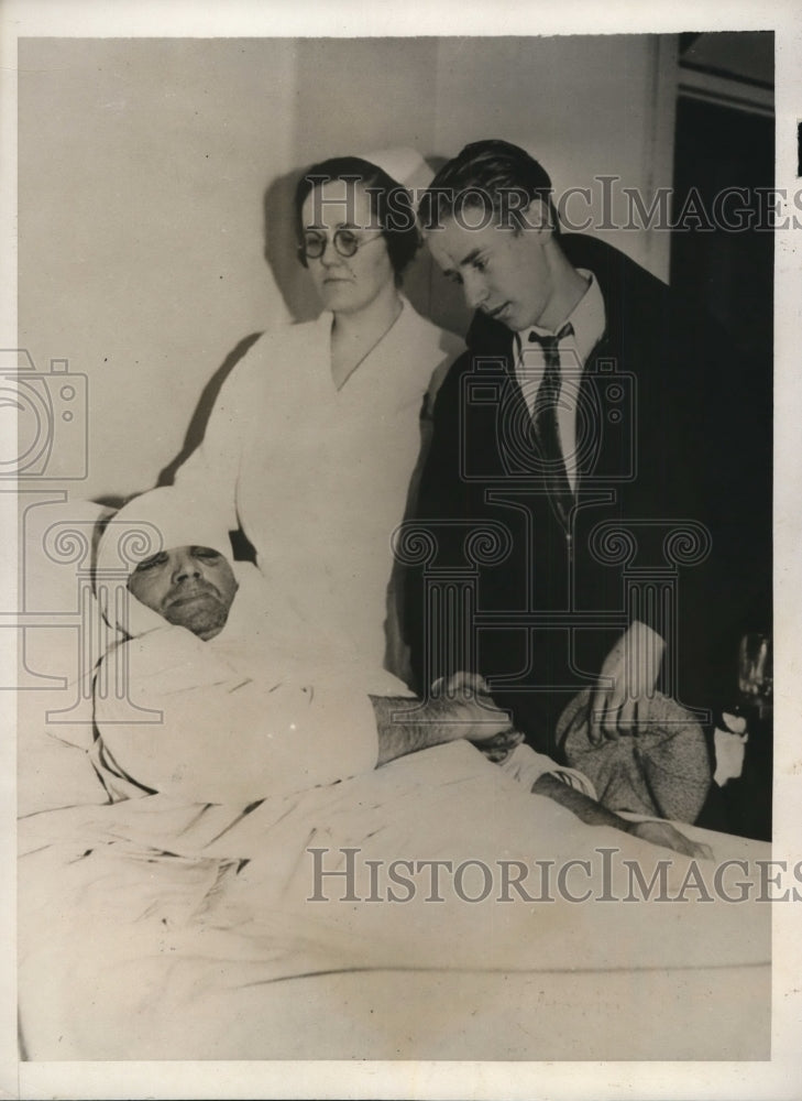 1932 Press Photo Linus Larson of Chicago in Hospital for Blade in Brain Removal