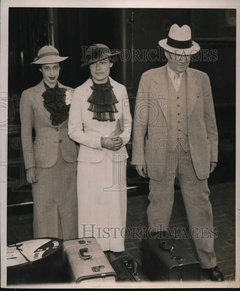 1936 Press Photo John Landon with Mrs.Alfred Landon and daughter Peggy Ann