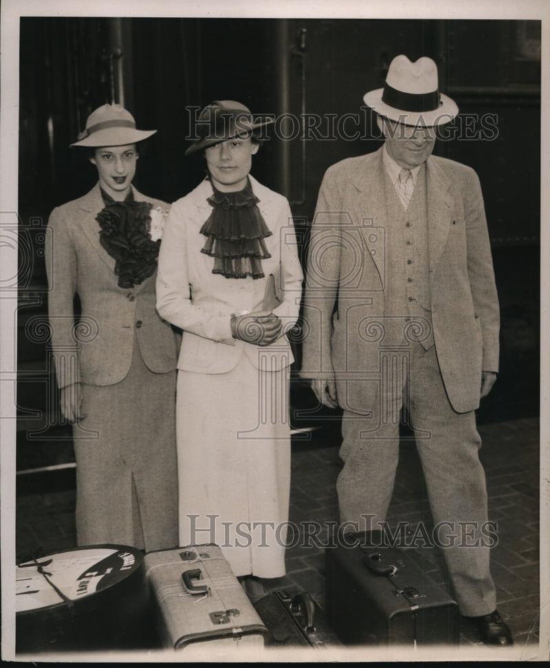 Load image into Gallery viewer, 1936 Press Photo John Landon with Mrs.Alfred Landon and daughter Peggy Ann
