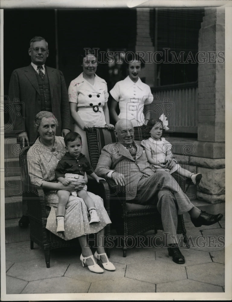 1936 Press Photo Gov.Alfred Landon posed with his family at Executive Mansion