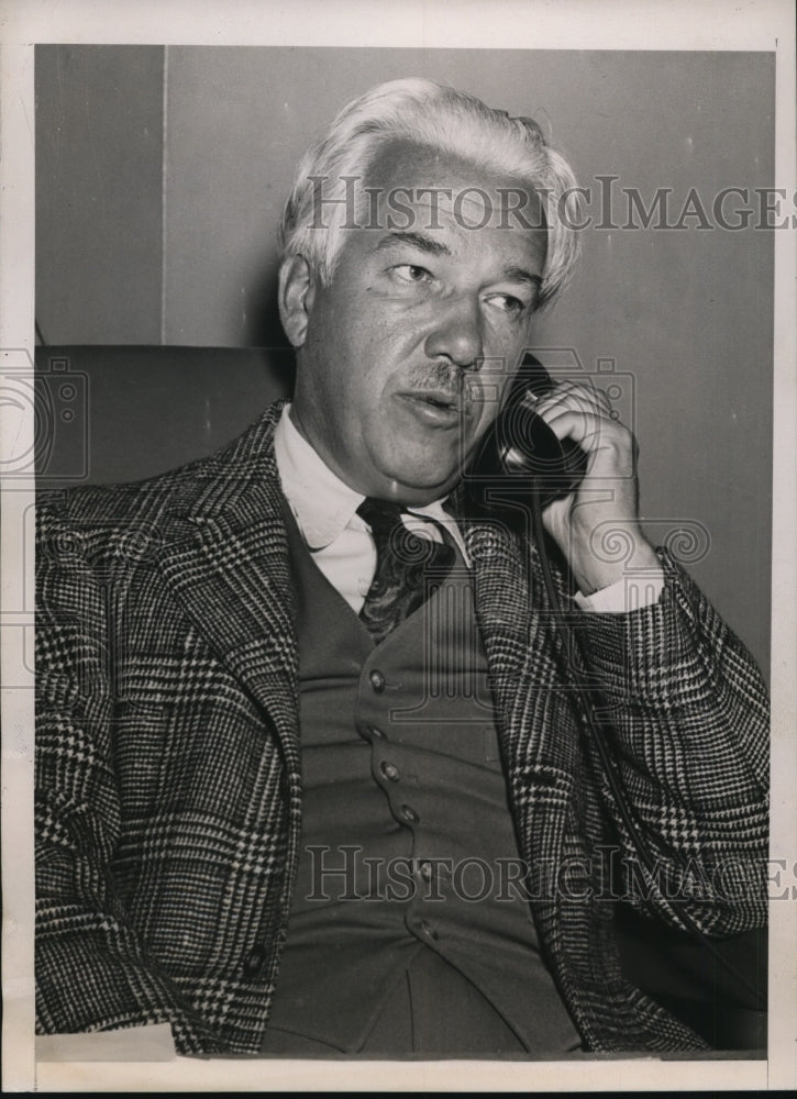 Load image into Gallery viewer, 1939 Press Photo Harold Jacobs of Wage hour Division - nef35639
