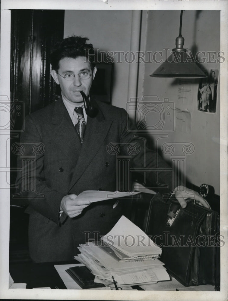 1945 Press Photo Albert Deutsch, Reporter - nef35644