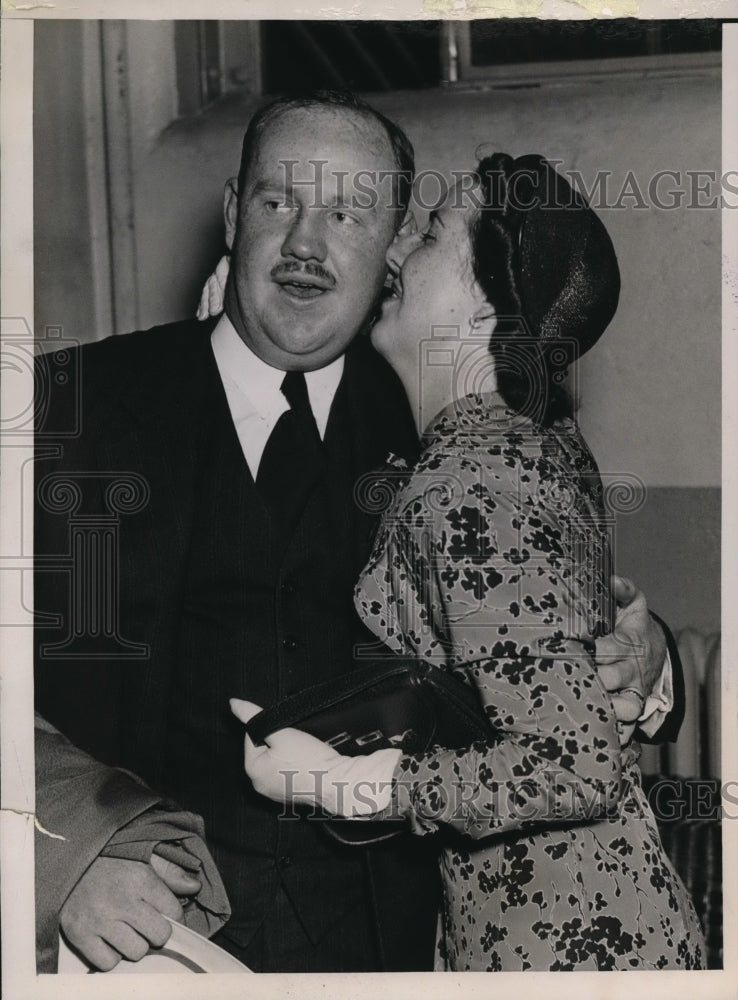 1936 Press Photo Louis J O'Malley Gets Big Kiss From His Sister Marie Celeste- Historic Images