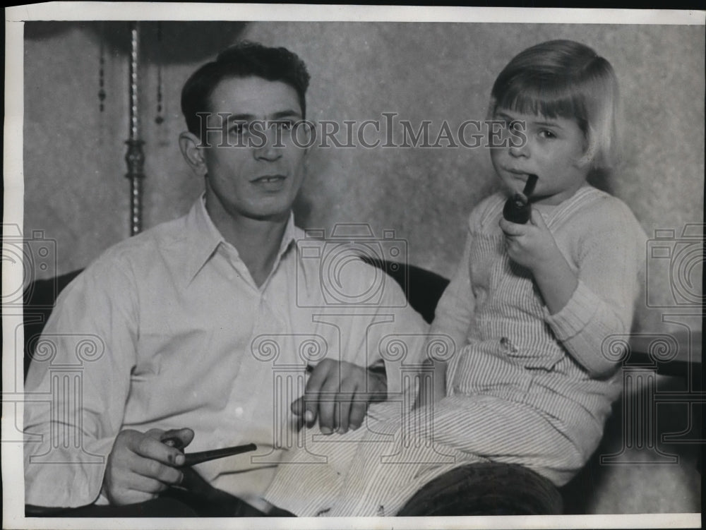 1935 Press Photo Dominick Orlandi & Daughter Gloria Mae Who Smoke Pipefuls Daily