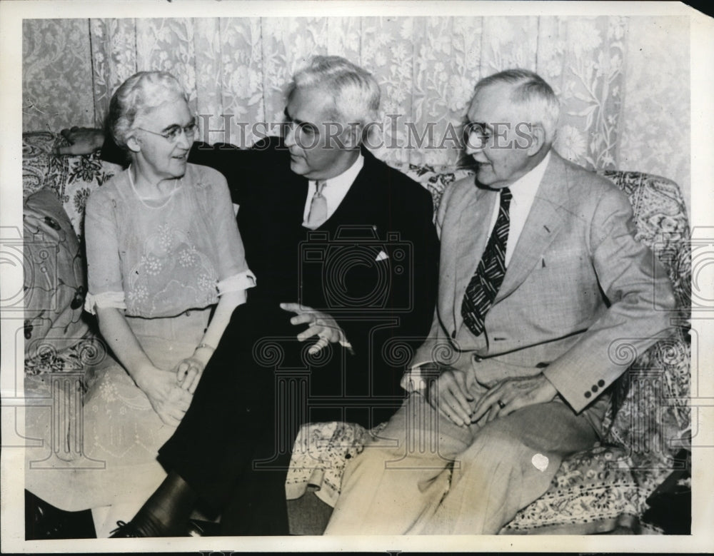 1939 Press Photo Mr and MrsJohn McNutt with Son Paul Mcnutt at Birthday Party