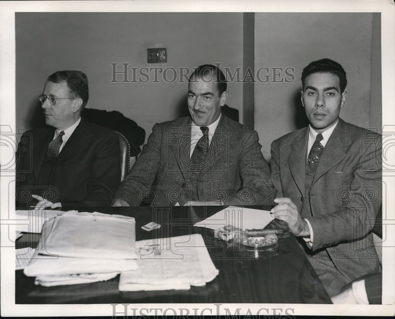 Load image into Gallery viewer, 1944 Press Photo Supervisory Strike Leaders conferencing - nef35745
