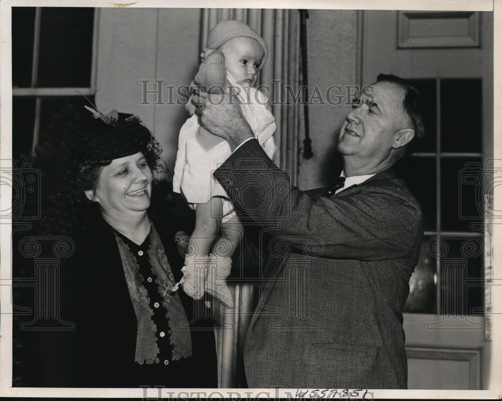 1940 Press Photo Representative and Mrs. Jed Johnson bring son to White House