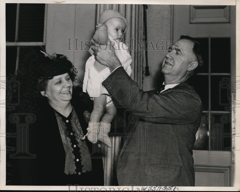 Load image into Gallery viewer, 1940 Press Photo Representative and Mrs. Jed Johnson bring son to White House
