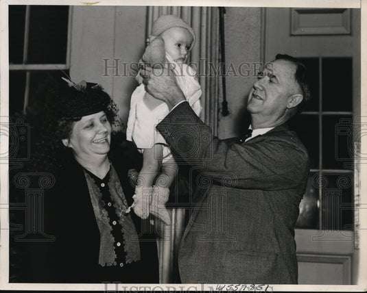 1940 Press Photo Representative and Mrs. Jed Johnson bring son to White House