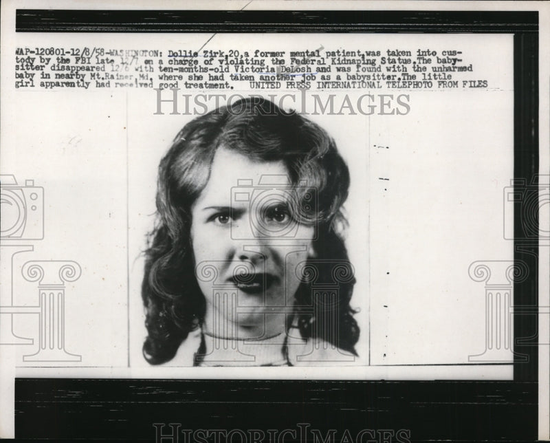 Load image into Gallery viewer, 1958 Press Photo Dollie Zirk taken into custody by the FBI - nef35822
