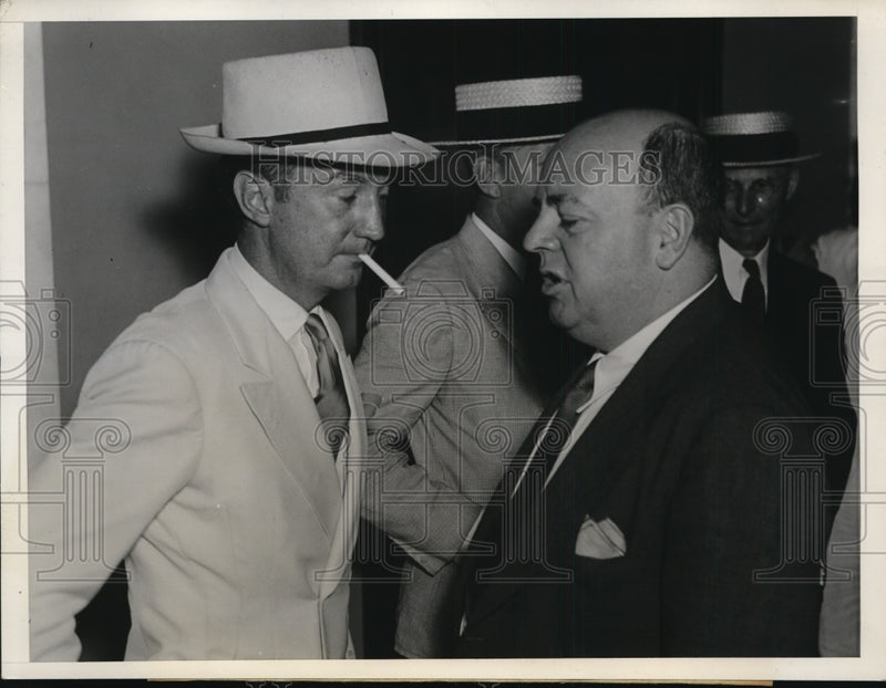 Load image into Gallery viewer, 1935 Press Photo H.C. Hopson, B.B. Robinson have an informal chat - nef35839
