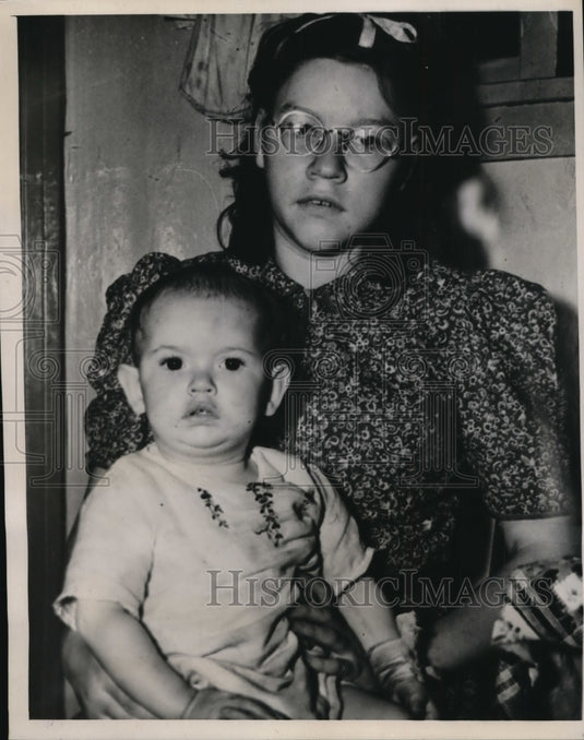 1939 Press Photo Kidnapped Baby Teddy Winston Shown in Arms of Mary Marsh