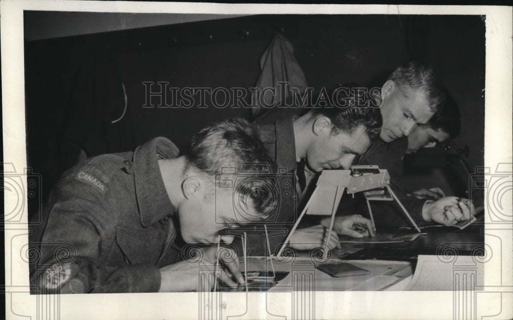 1945 Press Photo Students CA Harvey Bomvardier, Sgt Maj Hammill & Sapper Clair
