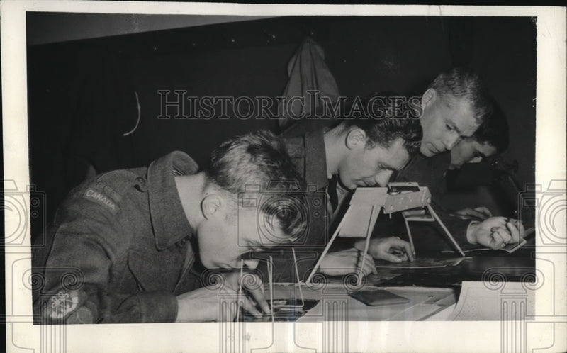 Load image into Gallery viewer, 1945 Press Photo Students CA Harvey Bomvardier, Sgt Maj Hammill &amp; Sapper Clair
