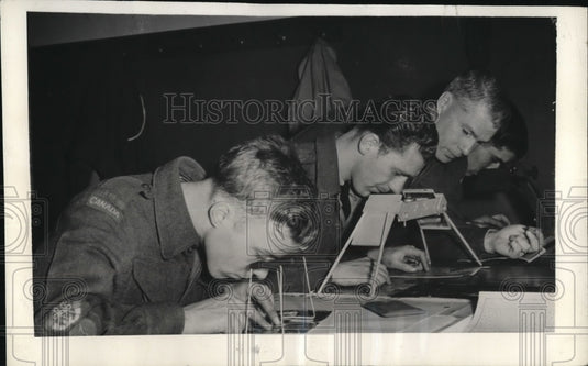 1945 Press Photo Students CA Harvey Bomvardier, Sgt Maj Hammill & Sapper Clair