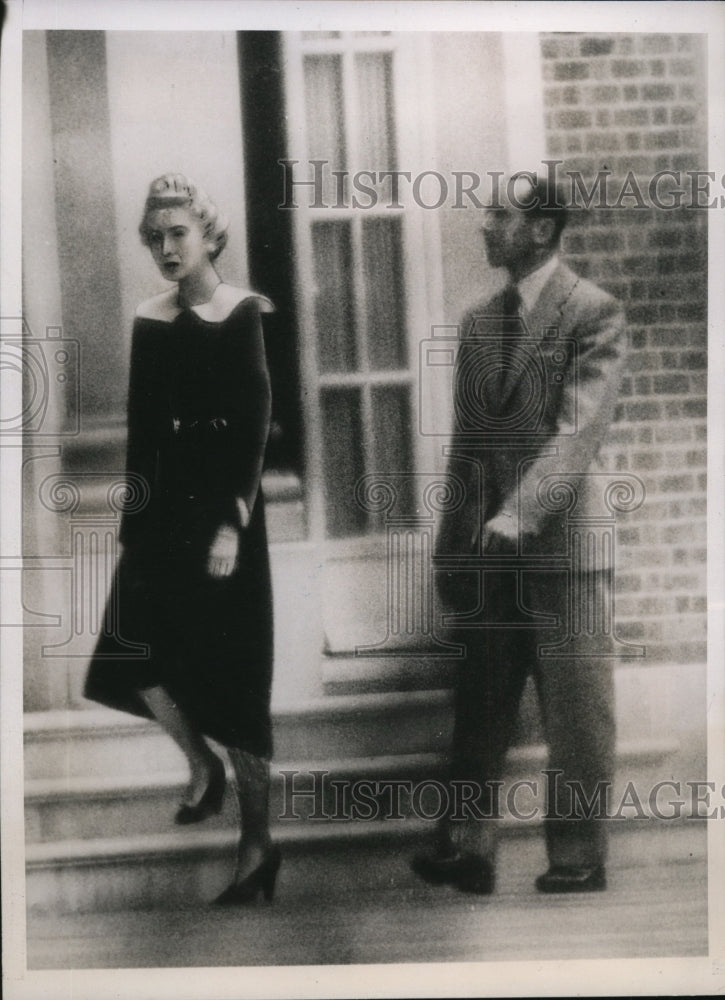 Load image into Gallery viewer, 1938 Press Photo Countess Haugwitz-Reventlow, guard at entrance to her mansion
