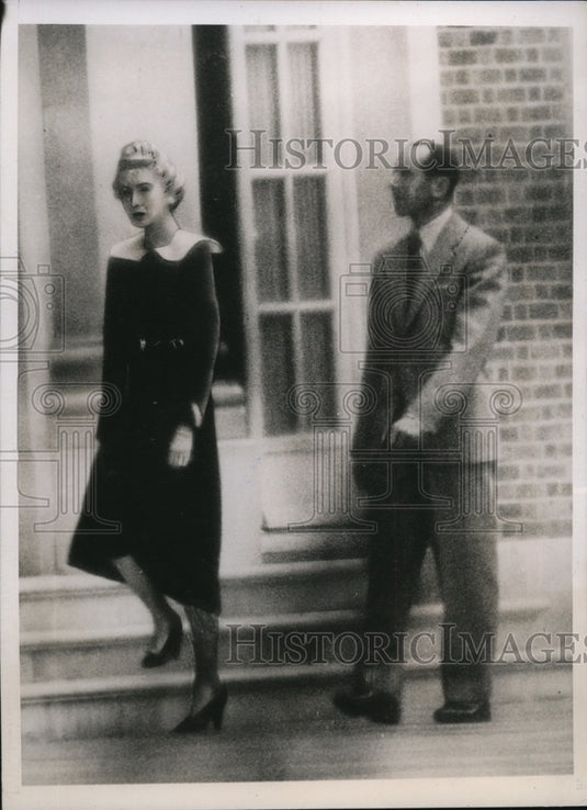 1938 Press Photo Countess Haugwitz-Reventlow, guard at entrance to her mansion