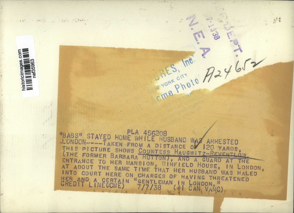 1938 Press Photo Countess Haugwitz-Reventlow, guard at entrance to her mansion