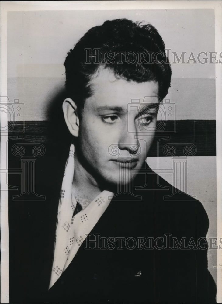 1939 Press Photo Robert Schiffler walks into police headquarters - nef35964