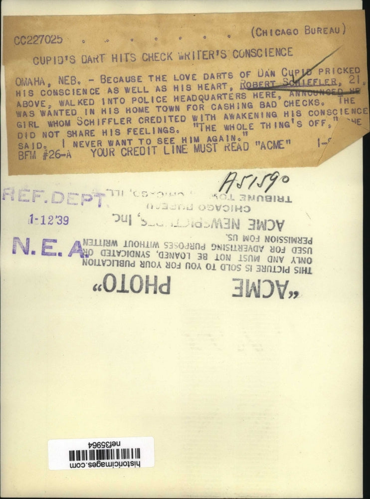 1939 Press Photo Robert Schiffler walks into police headquarters - nef35964