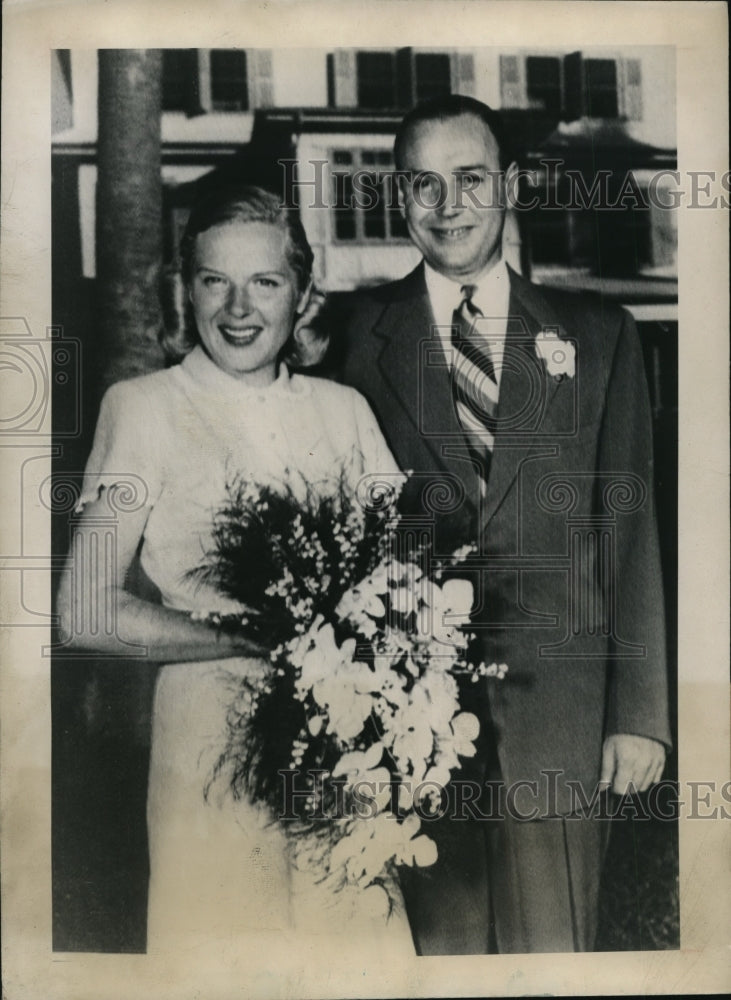 Load image into Gallery viewer, 1948 Press Photo Ms Barbara Sears &amp; Husband Winthrop Rockefeller Pose at Wedding
