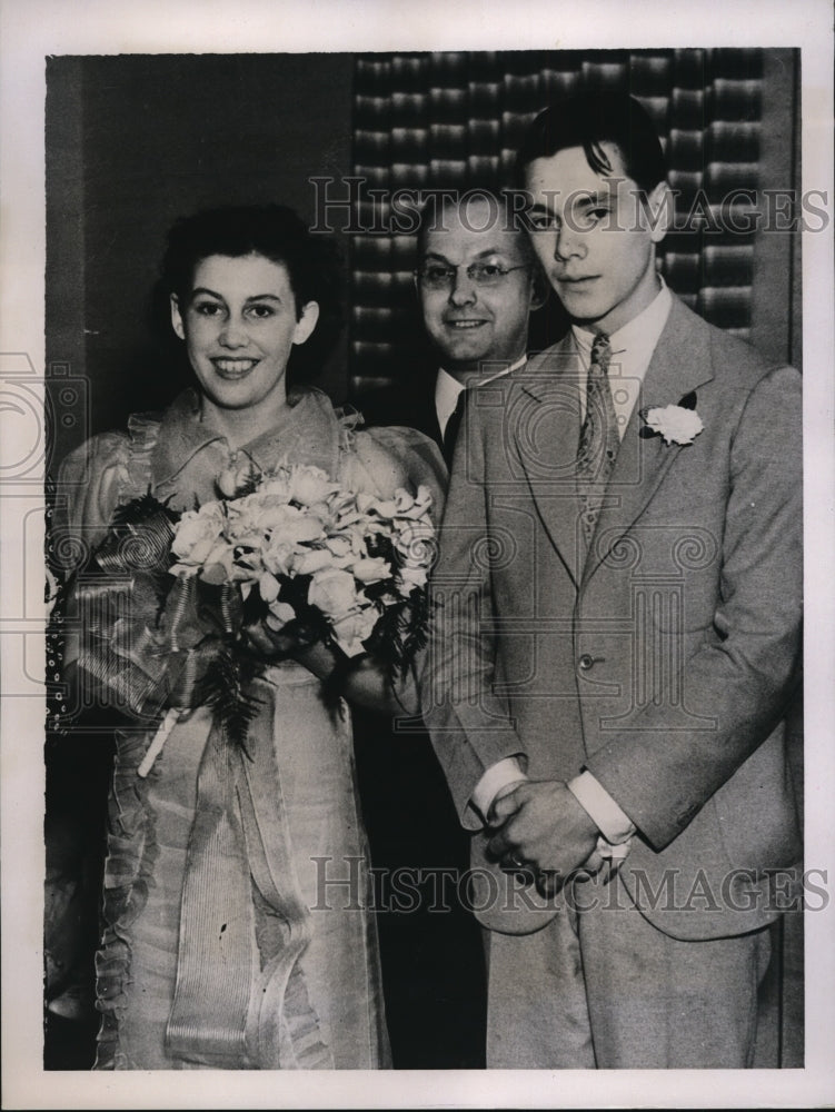 1936 Press Photo William Moegelin, bride being feted after winning $25,000 house